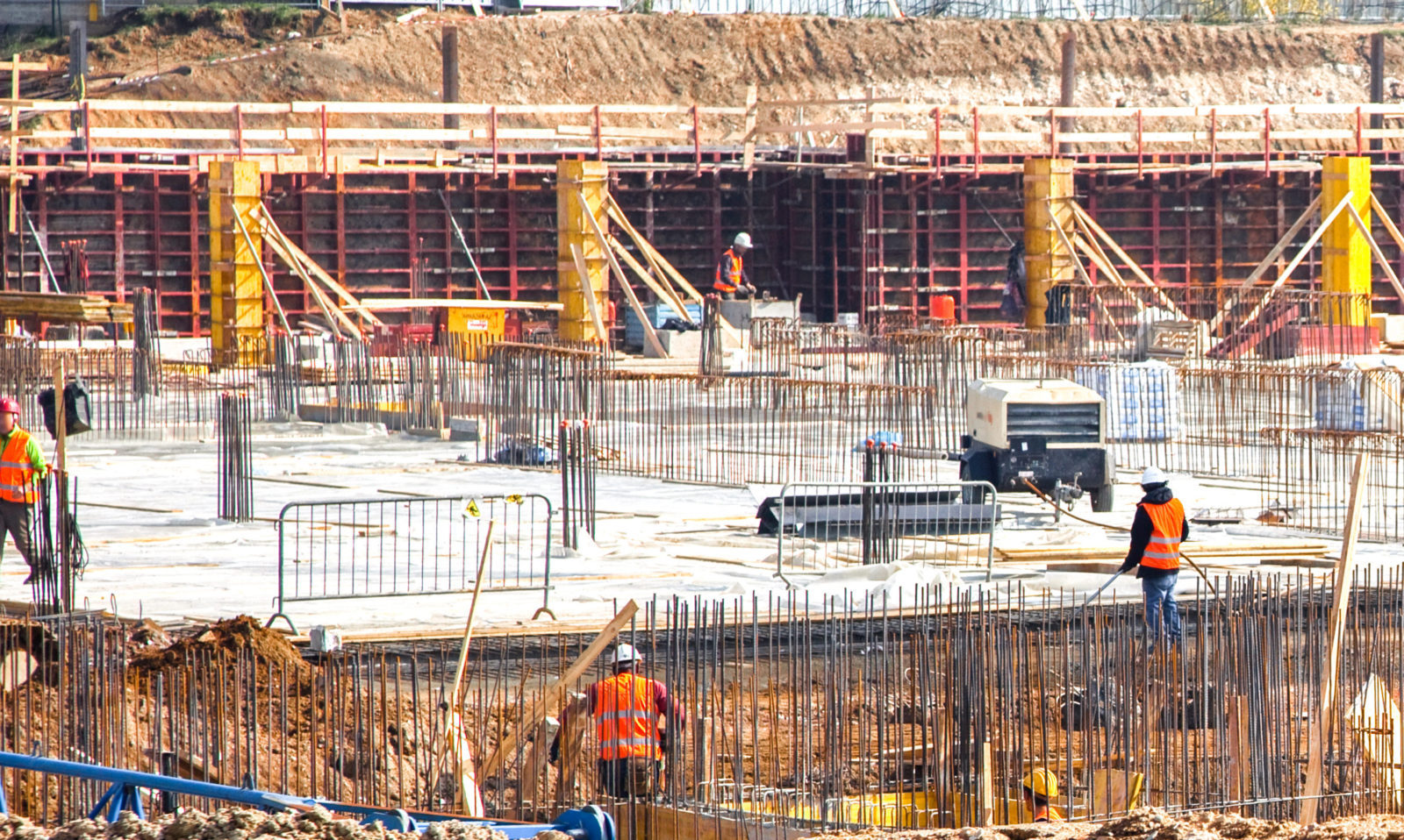 Chantier démarrage construction avec vue sur ferraille beton