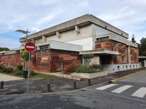 Entrée extérieur de l'espace culturel Alain Poher à Ablon, Val de Marne, Ile de France